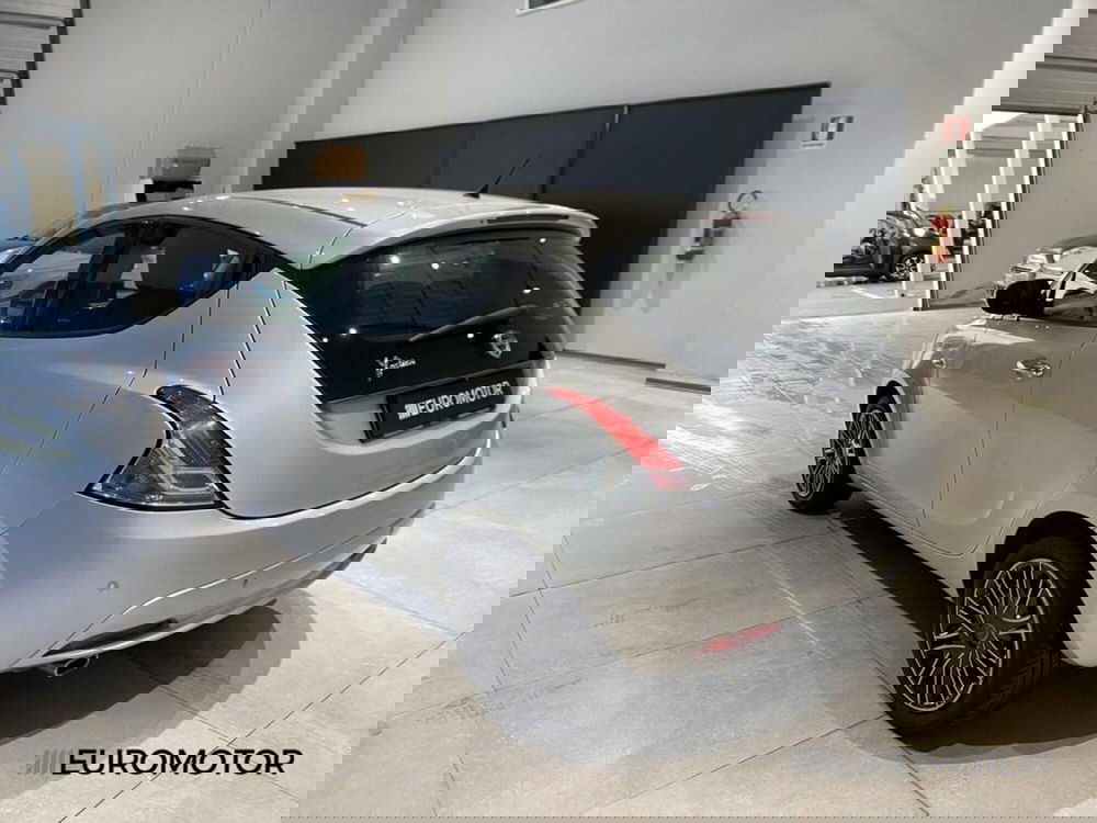 Lancia Ypsilon usata a Bari (7)