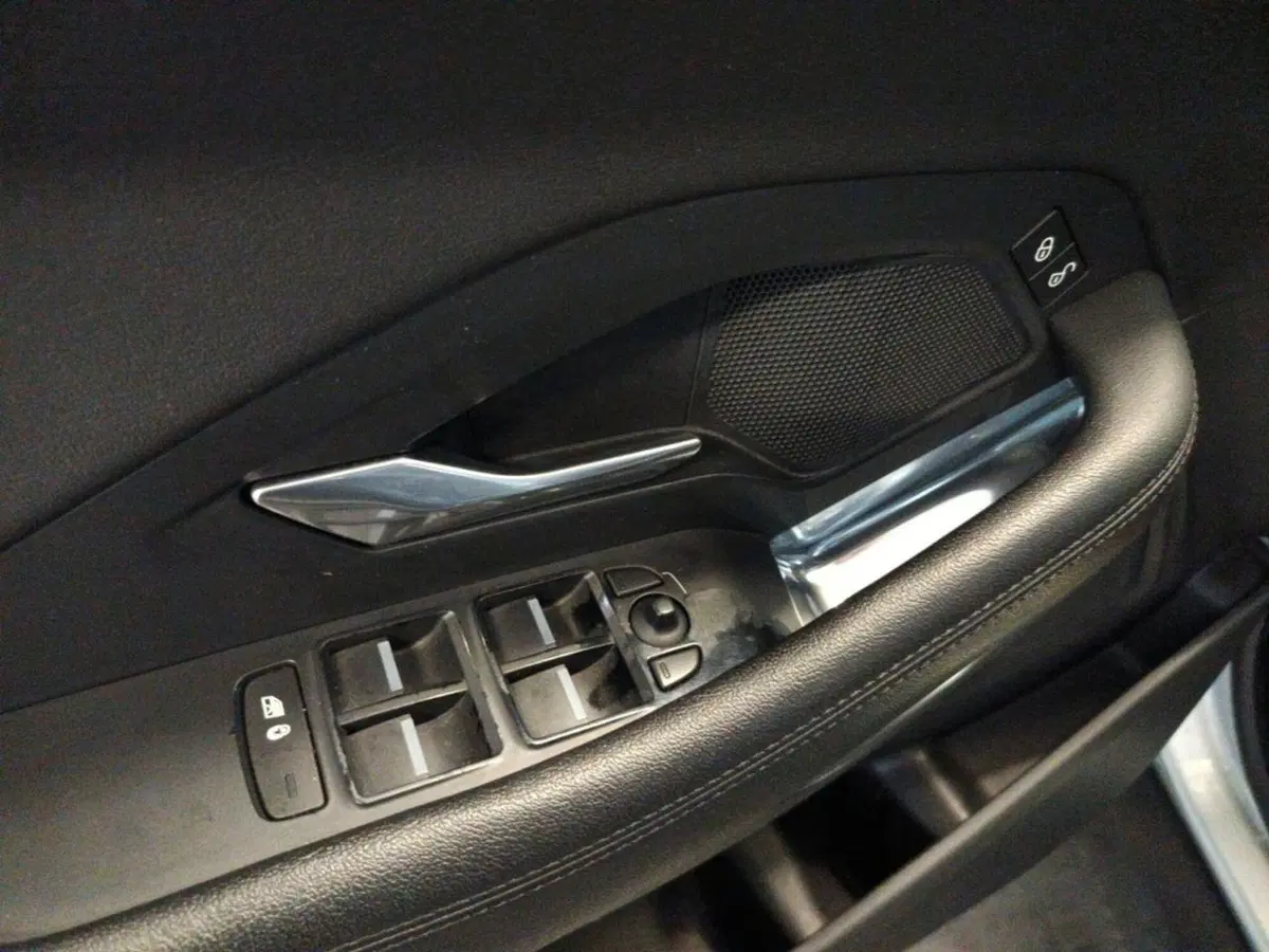 Jaguar E-Pace usata a Varese (11)