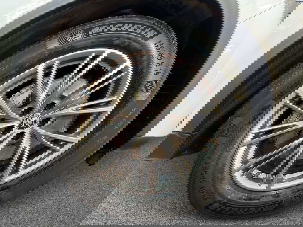 Alfa Romeo Stelvio usata a Bari (6)