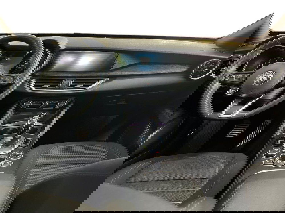 Alfa Romeo Stelvio usata a Bari (8)