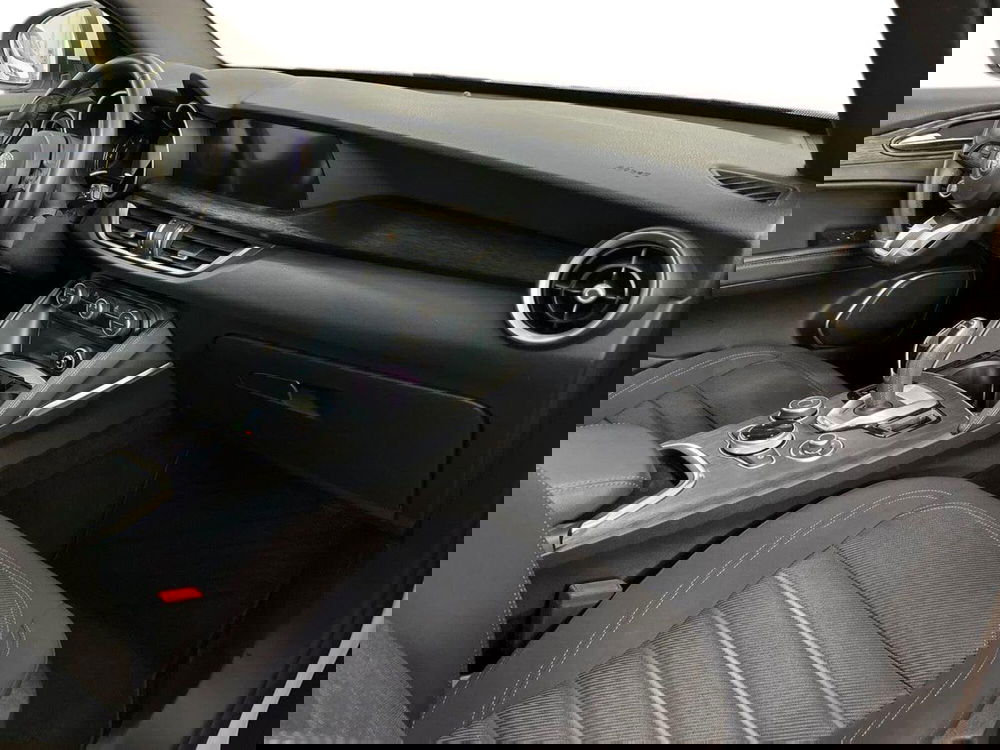 Alfa Romeo Stelvio usata a Bari (9)