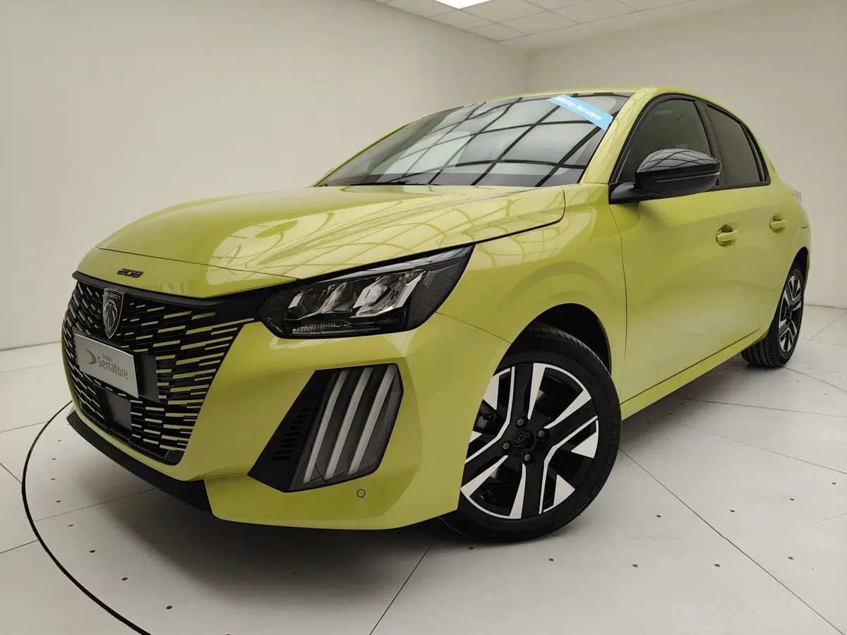 Peugeot 208 nuova a Como