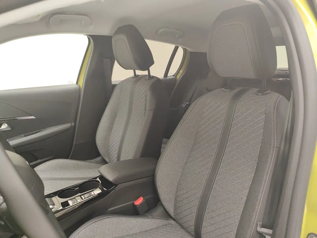 Peugeot 208 nuova a Como (11)