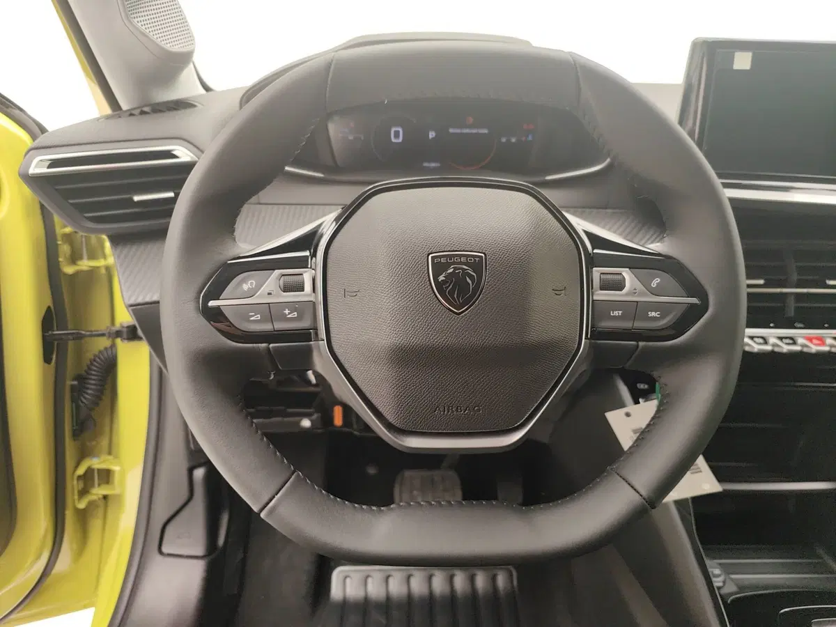 Peugeot 208 nuova a Como (15)