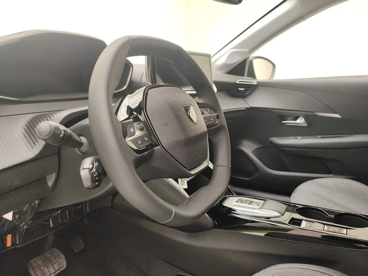 Peugeot 208 nuova a Como (8)