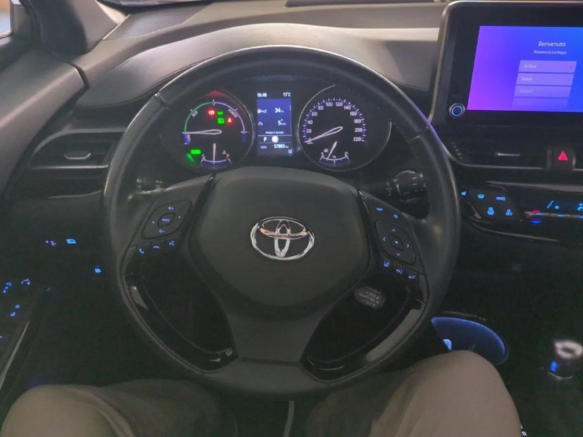 Toyota Toyota C-HR usata a Milano (13)