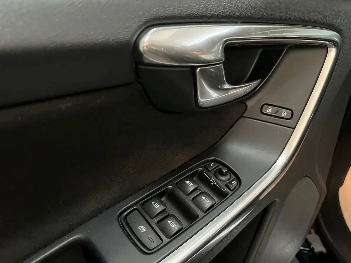 Volvo XC60 usata a Bari (13)