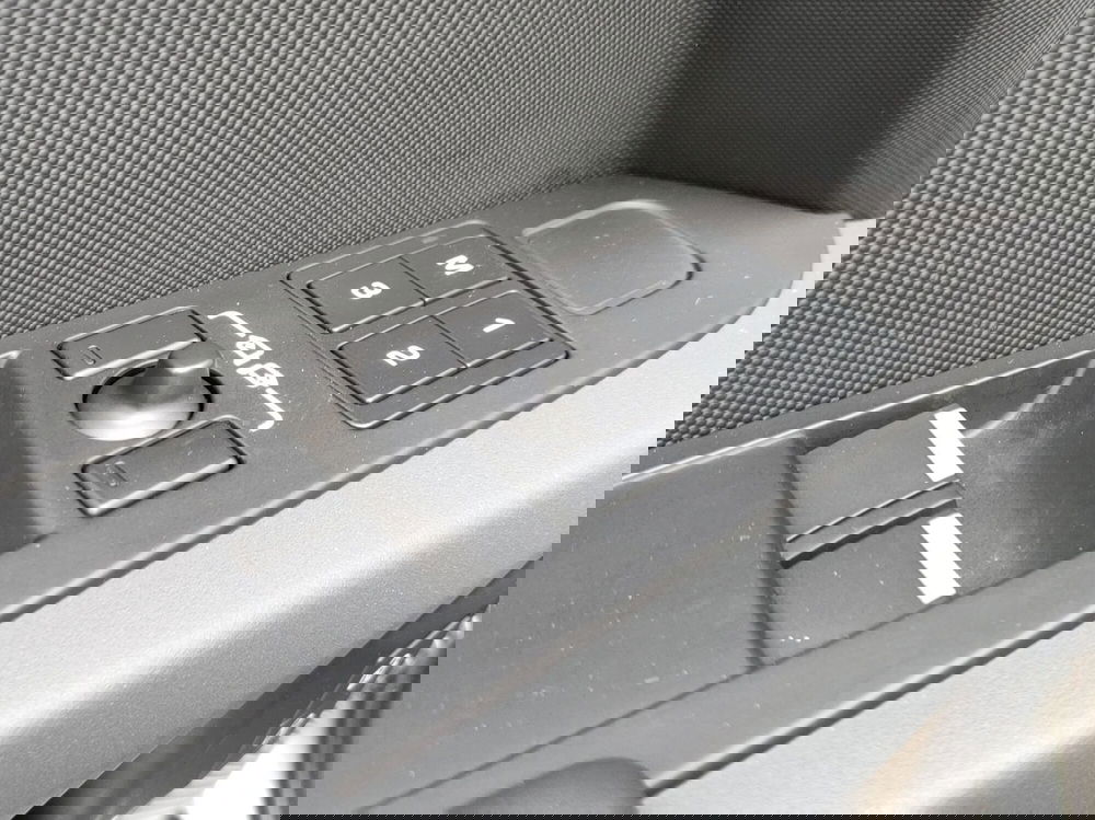 Land Rover Defender usata a Milano (19)