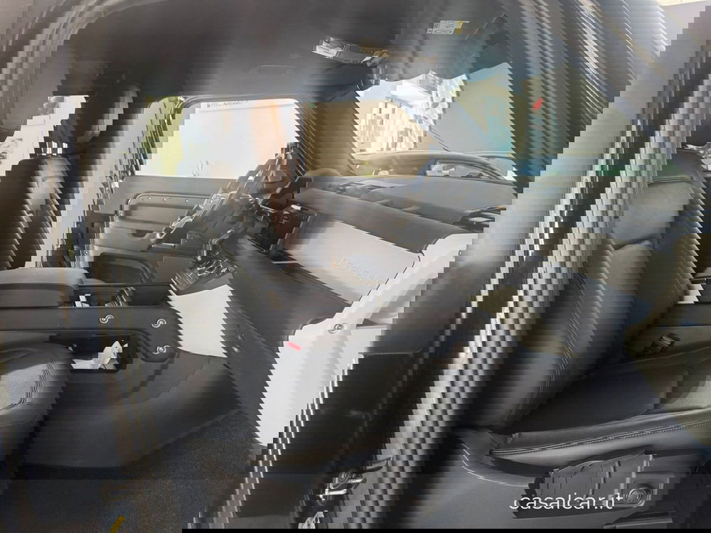 Land Rover Defender usata a Salerno (17)