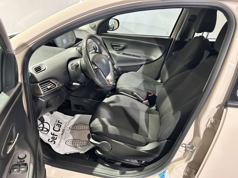 Lancia Ypsilon usata a Milano (10)
