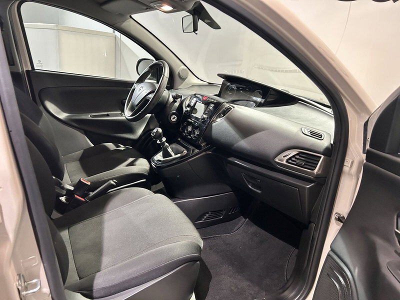 Lancia Ypsilon usata a Milano (11)