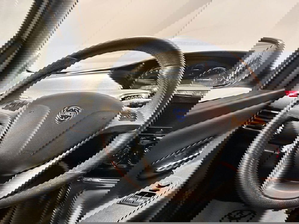 Lancia Ypsilon usata a Milano (7)