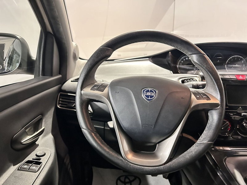 Lancia Ypsilon usata a Milano (7)