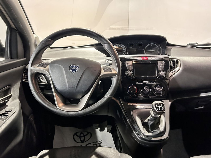 Lancia Ypsilon usata a Milano (9)