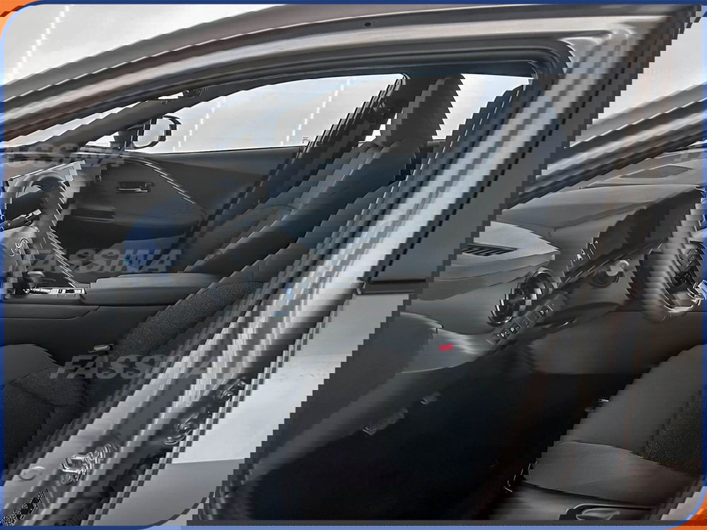 Toyota Toyota C-HR nuova a Milano (9)