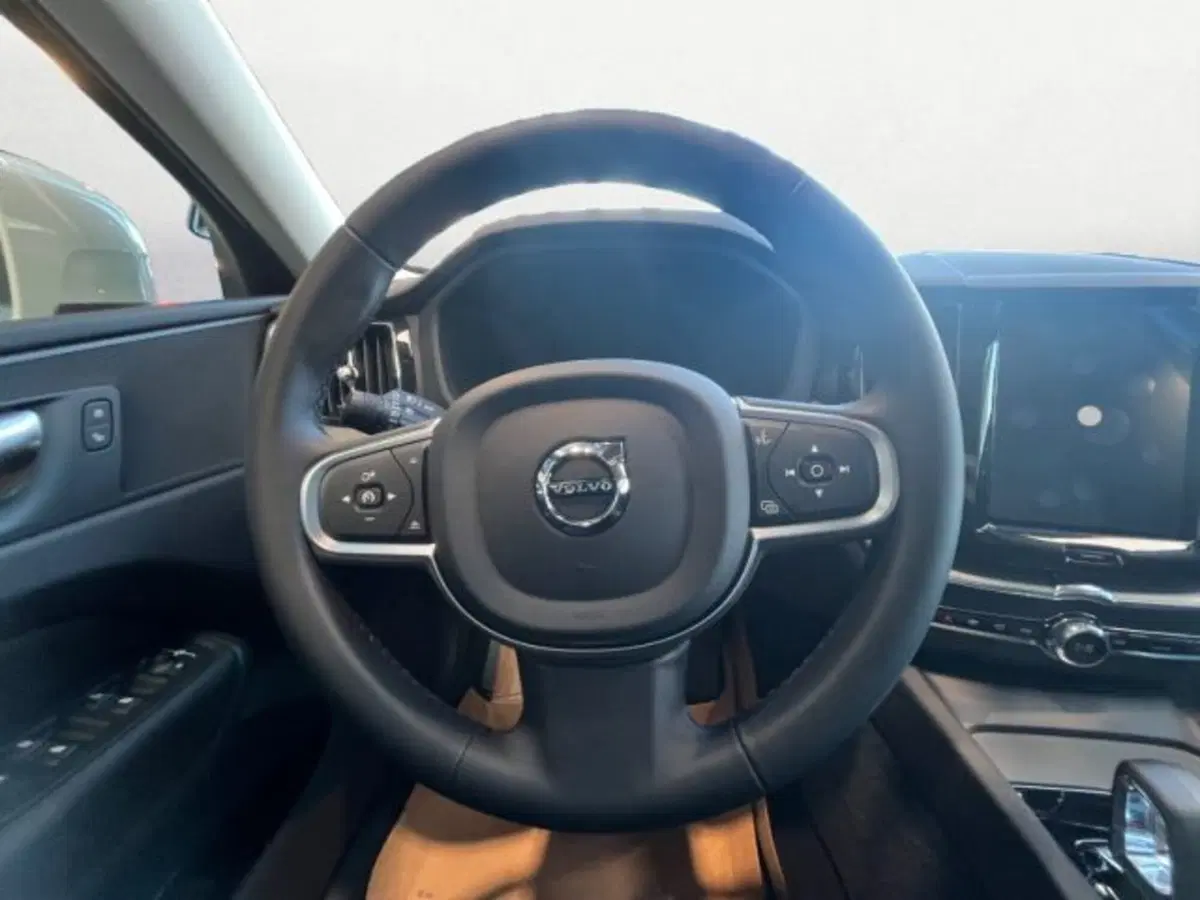 Volvo XC60 nuova a Udine (14)