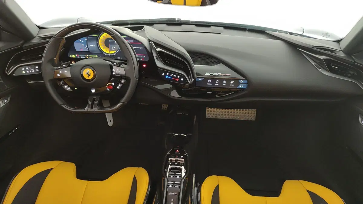 Ferrari SF90 Coupé usata a Perugia (17)