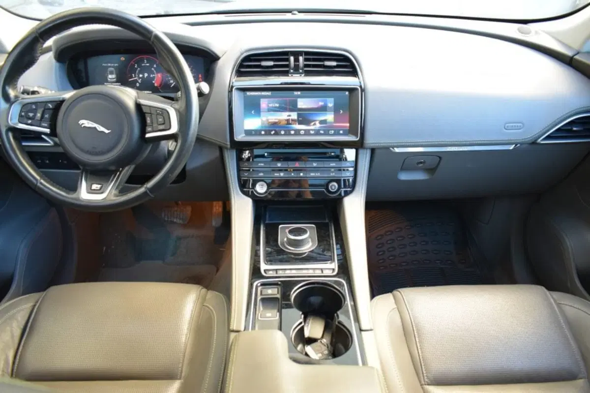 Jaguar F-Pace usata a Cuneo (9)