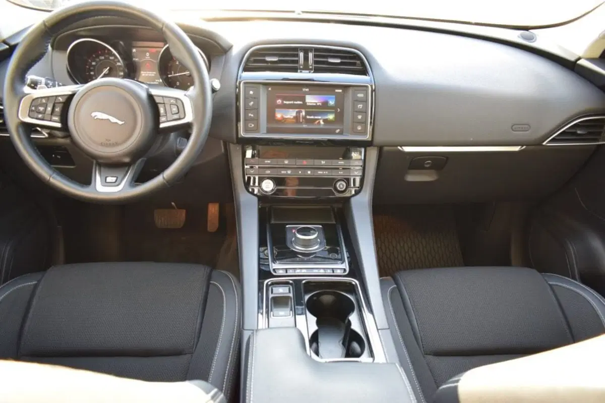 Jaguar F-Pace usata a Cuneo (9)