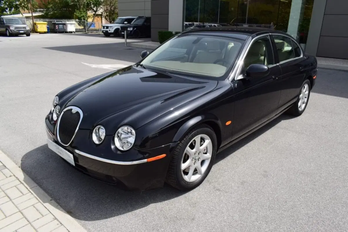 Jaguar S-Type usata a Cuneo