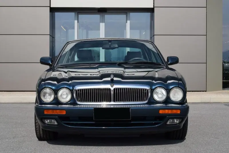 Jaguar XJ usata a Cuneo