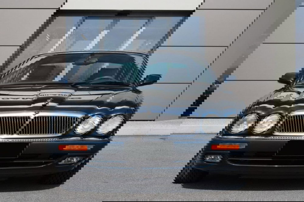 Jaguar XJ usata a Cuneo