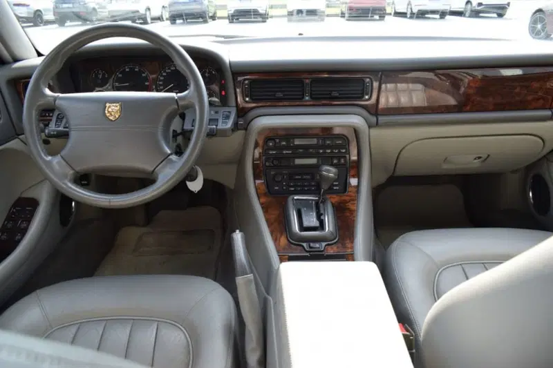 Jaguar XJ usata a Cuneo (10)