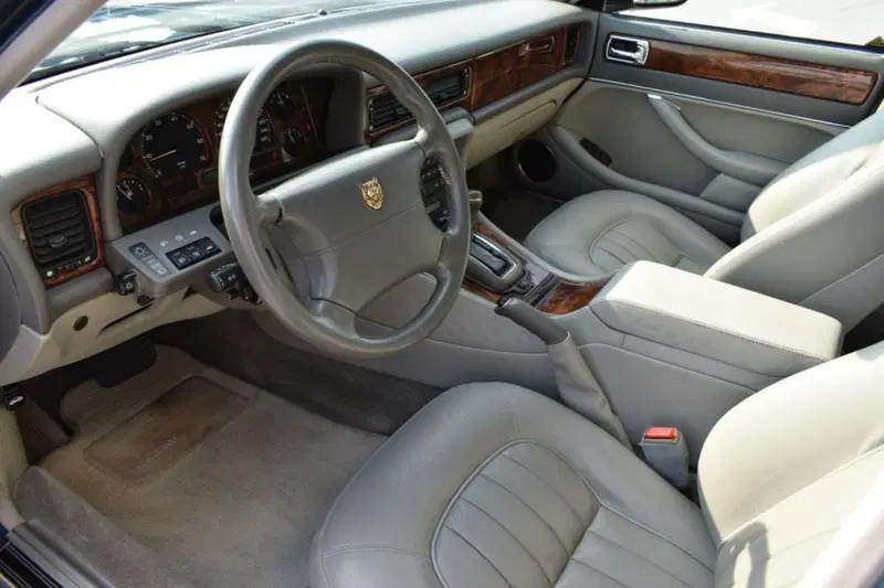 Jaguar XJ usata a Cuneo (11)