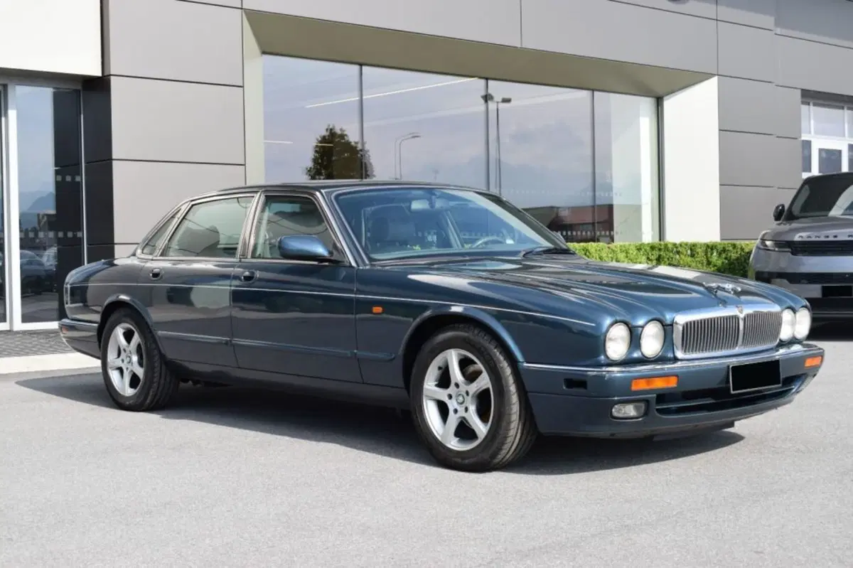 Jaguar XJ usata a Cuneo (2)