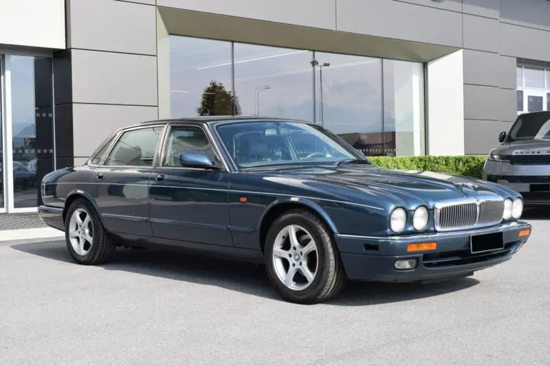 Jaguar XJ usata a Cuneo (2)