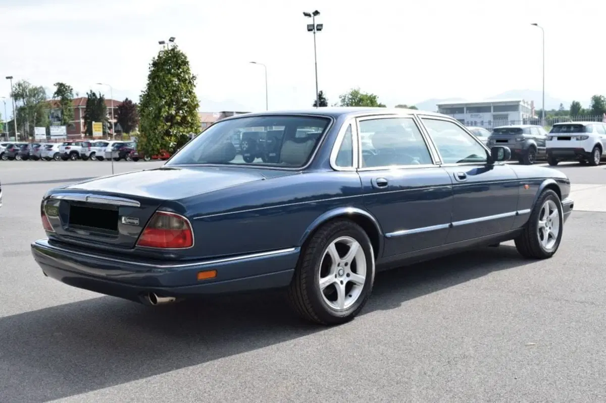 Jaguar XJ usata a Cuneo (7)