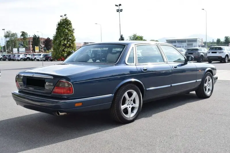 Jaguar XJ usata a Cuneo (7)