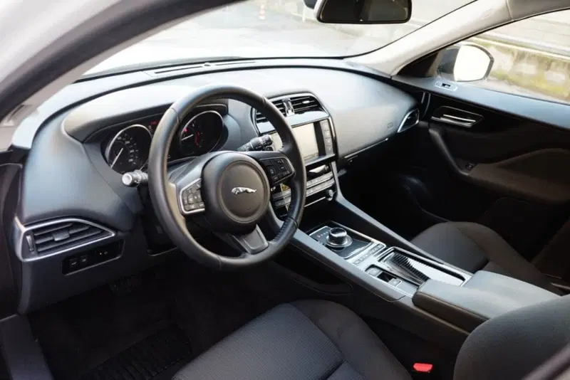 Jaguar F-Pace usata a Cuneo (15)