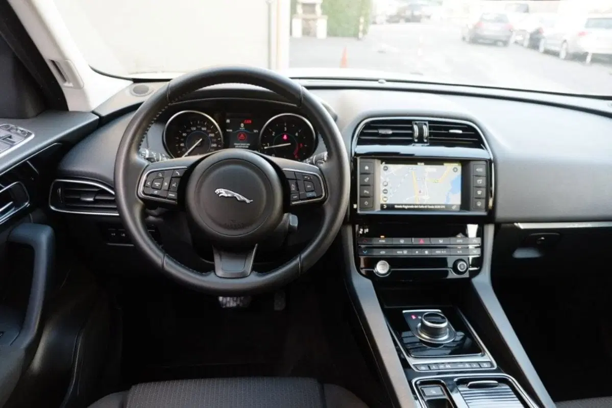 Jaguar F-Pace usata a Cuneo (9)