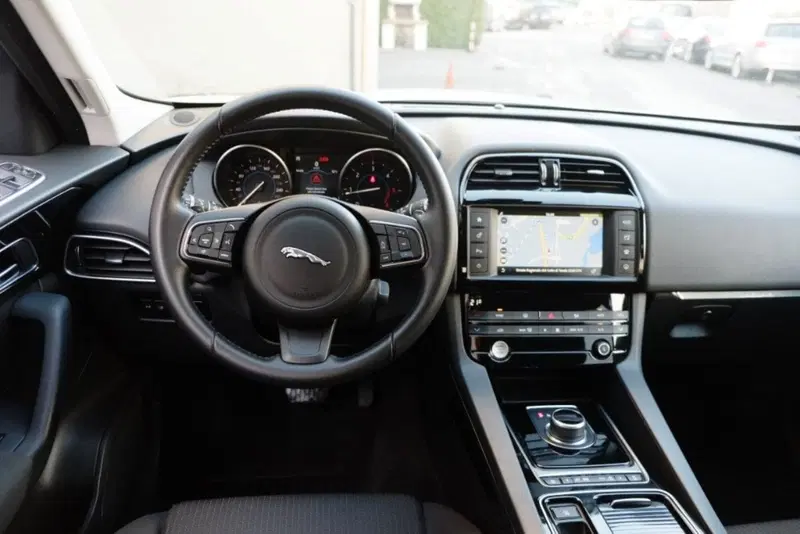 Jaguar F-Pace usata a Cuneo (9)