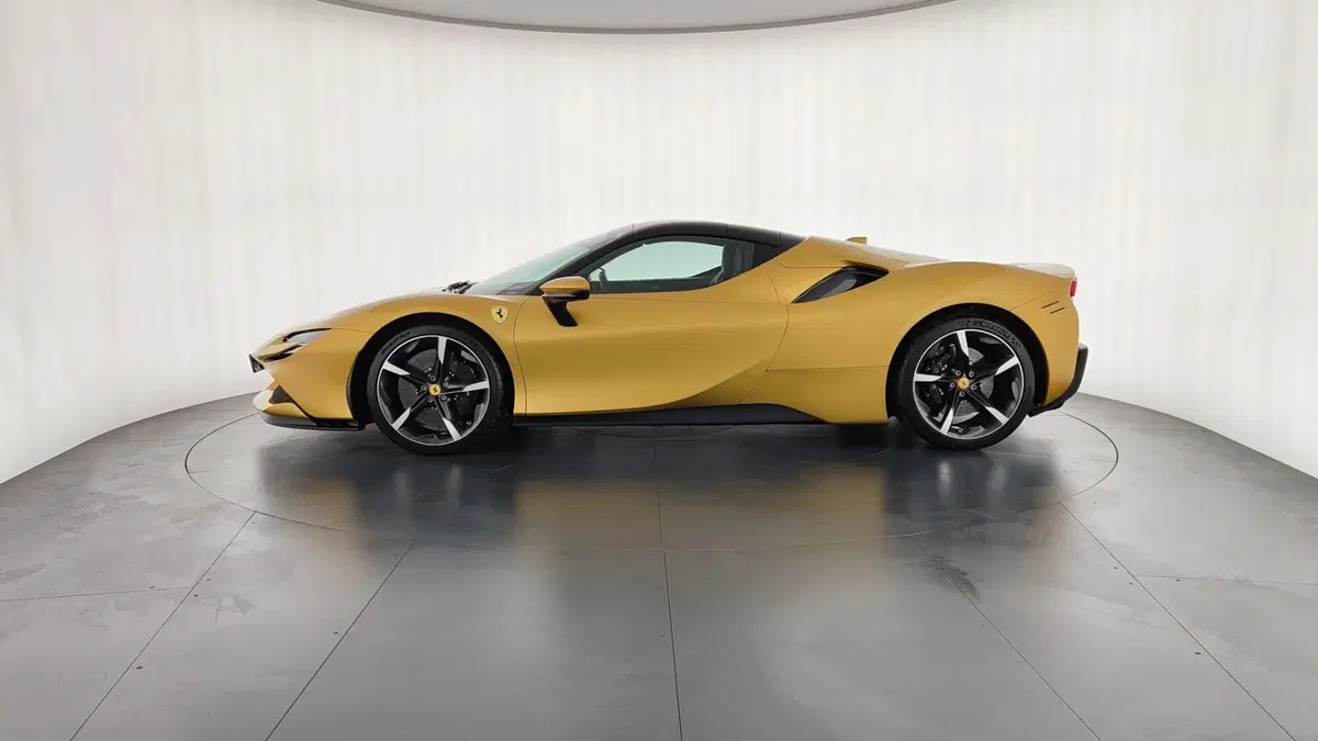Ferrari SF90 Coupé usata a Perugia (8)