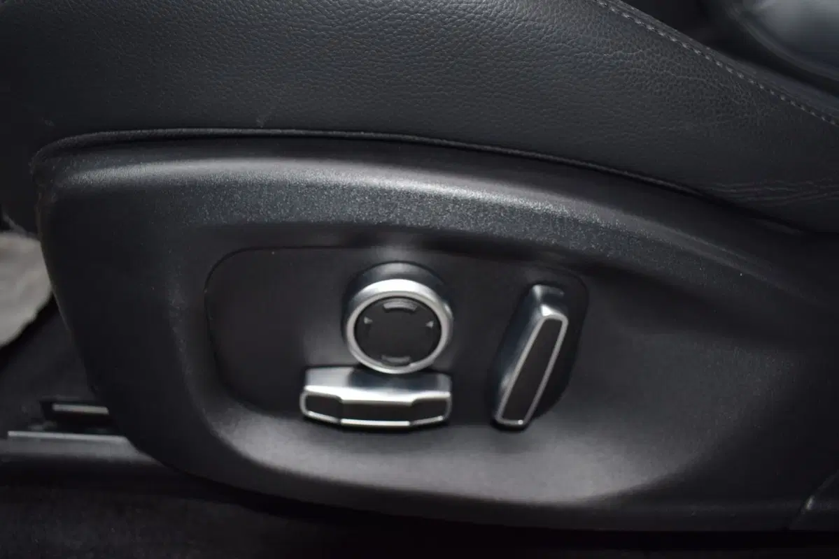 Jaguar E-Pace usata a Cuneo (18)