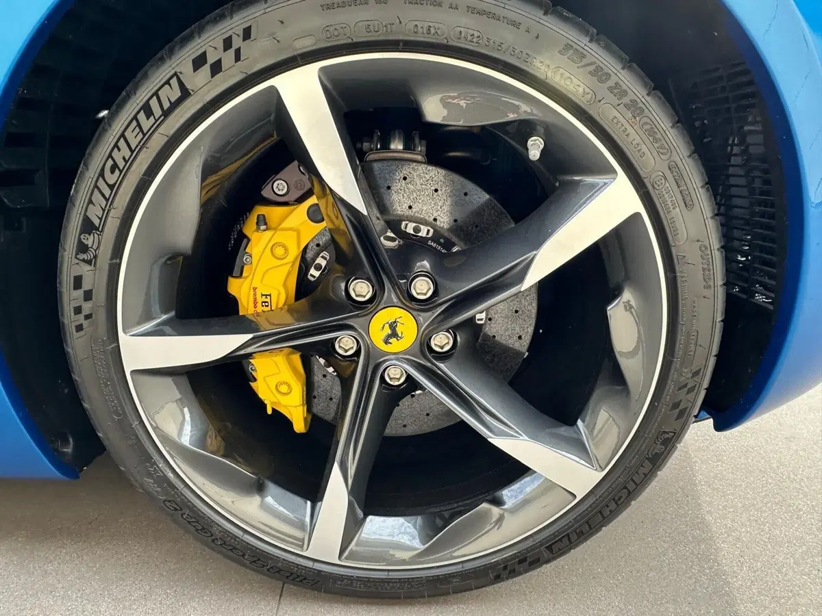 Ferrari SF90 Coupé usata a Perugia (10)