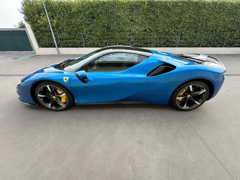 Ferrari SF90 Coupé usata a Perugia (7)