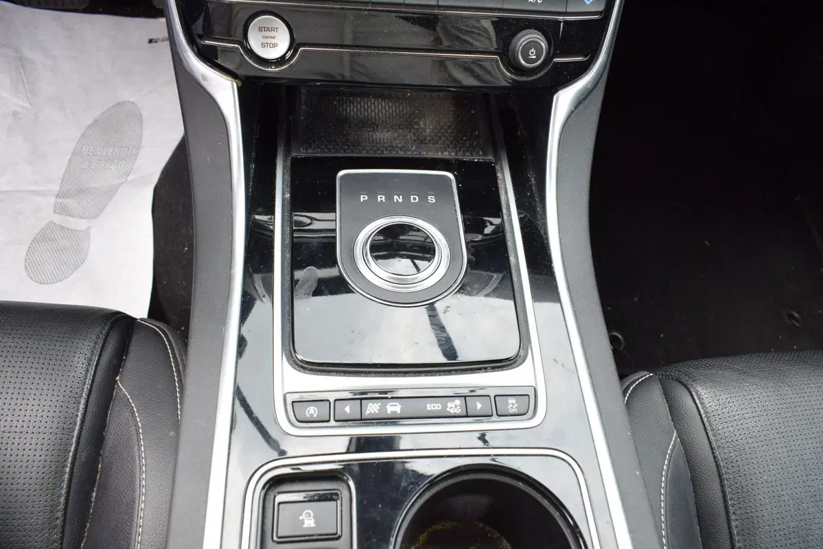 Jaguar XE usata a Cuneo (12)