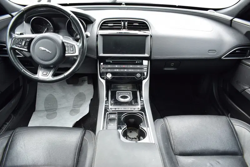 Jaguar XE usata a Cuneo (8)
