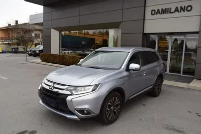Mitsubishi Outlander 2.2 DI-D 4WD Instyle 7p. del 2016 usata a Cuneo
