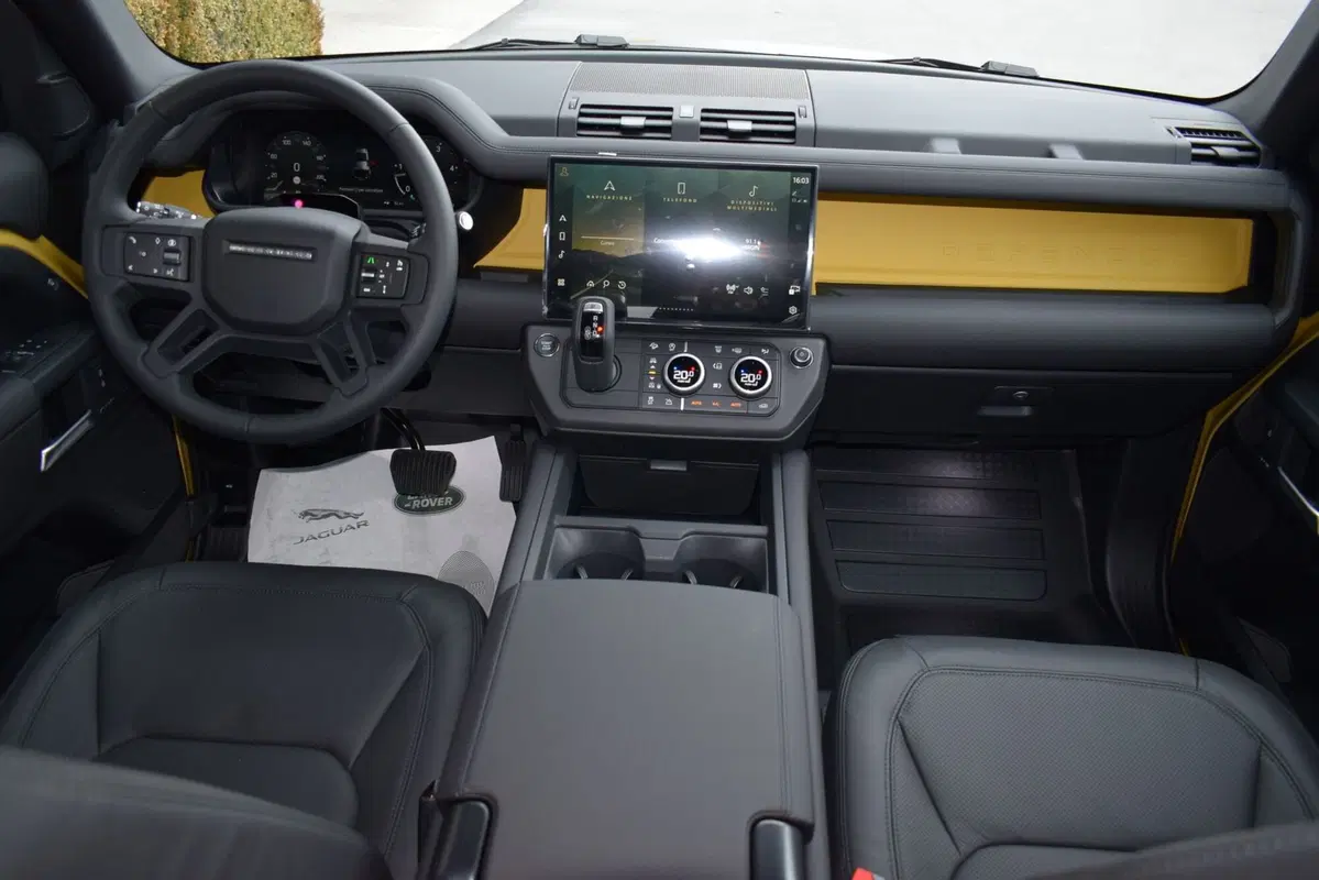 Land Rover Defender nuova a Cuneo (11)