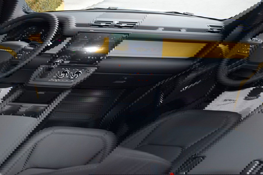 Land Rover Defender nuova a Cuneo (11)