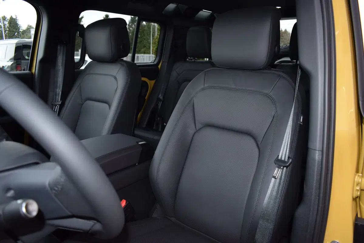 Land Rover Defender nuova a Cuneo (13)