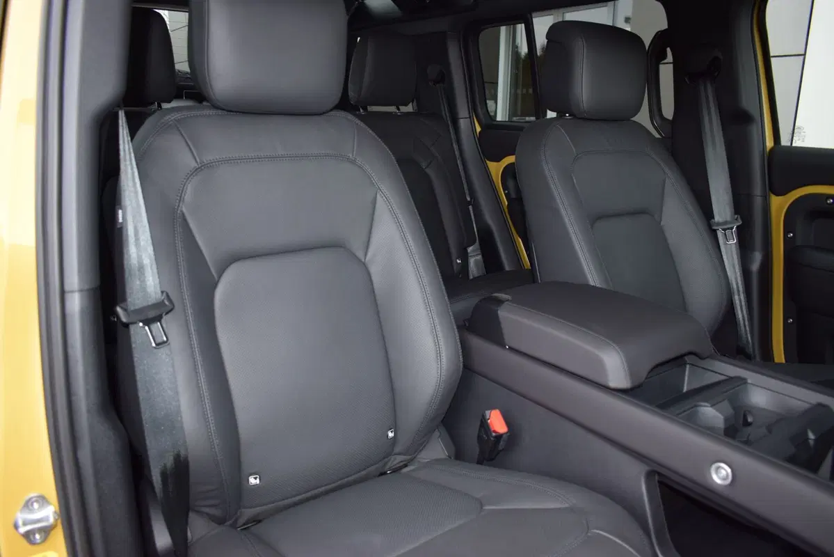 Land Rover Defender nuova a Cuneo (14)