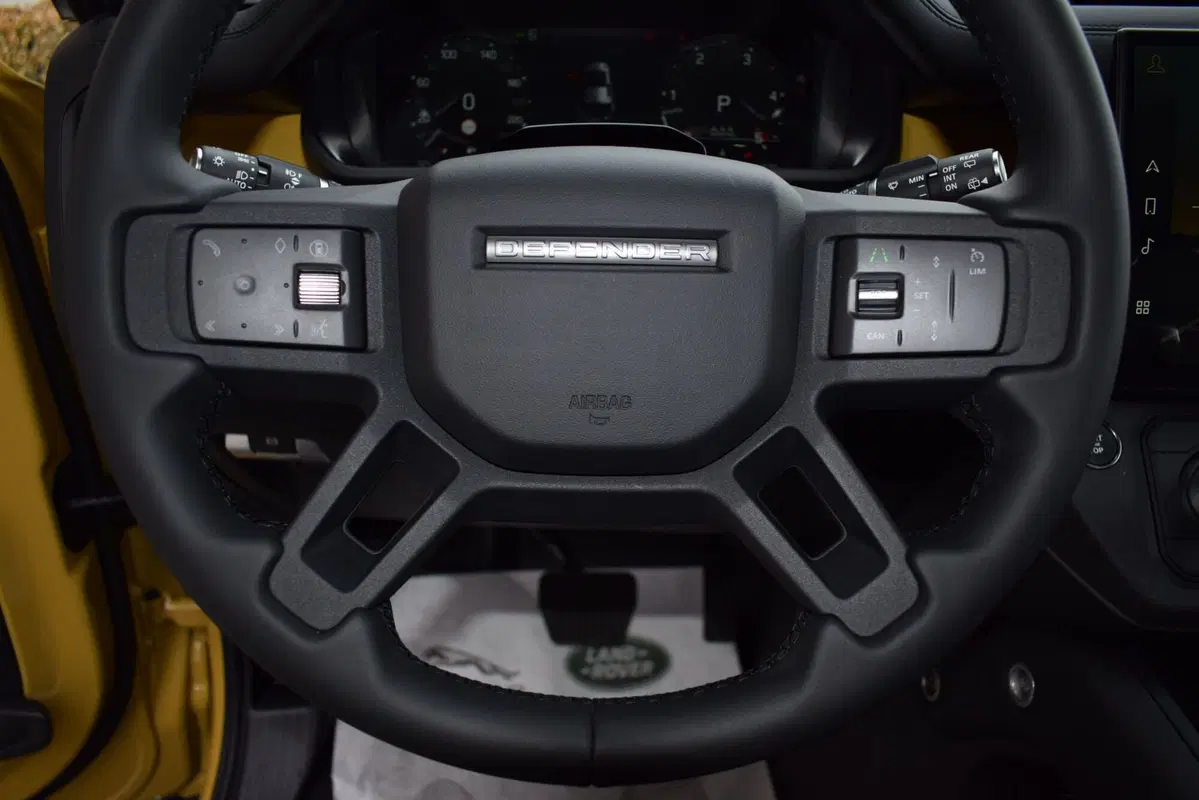 Land Rover Defender nuova a Cuneo (15)