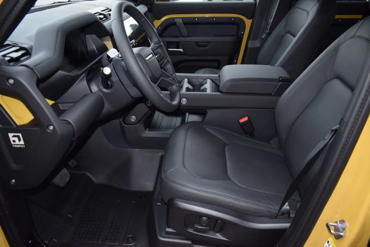 Land Rover Defender nuova a Cuneo (16)
