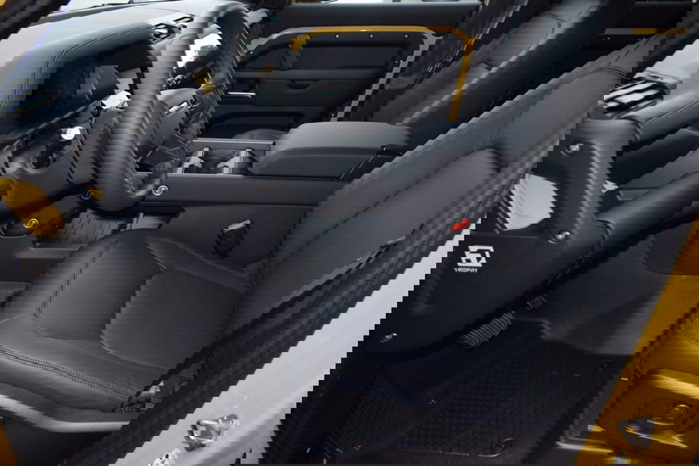 Land Rover Defender nuova a Cuneo (16)