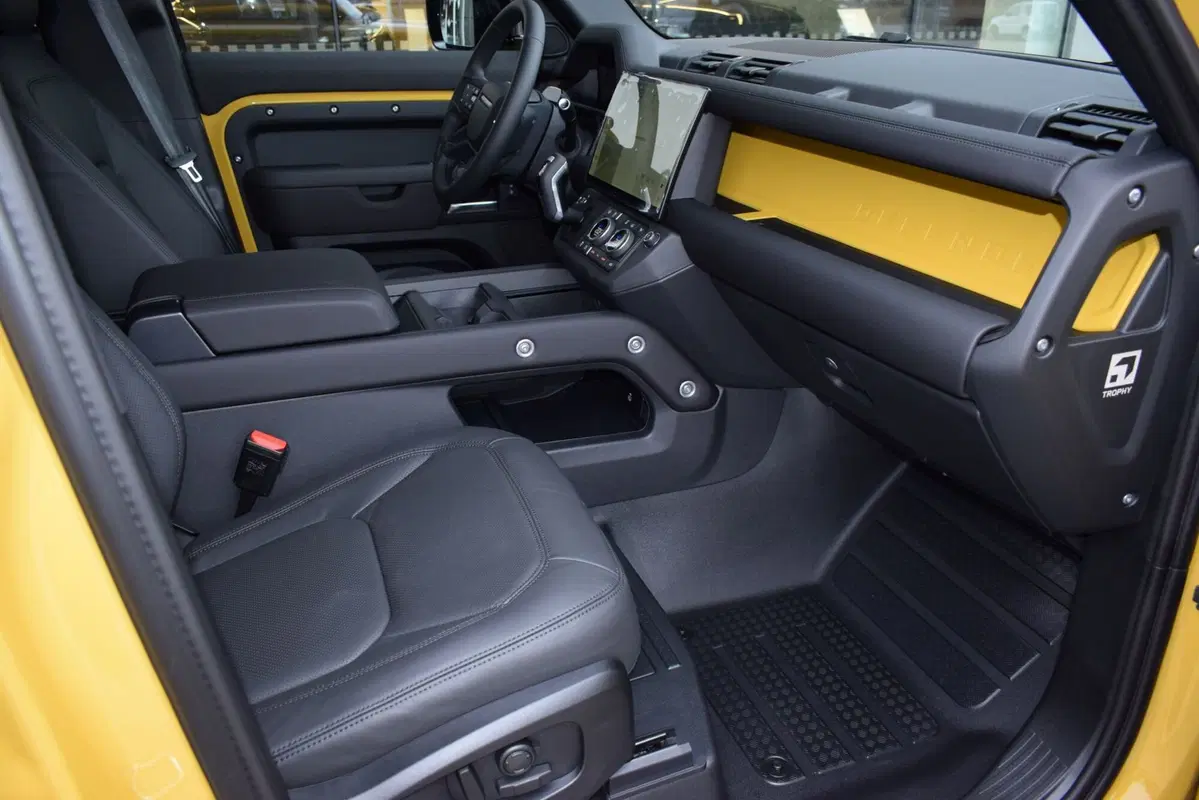 Land Rover Defender nuova a Cuneo (17)